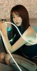 气质漂亮气质女生Lynn刘奕宁蕾丝肩带裙，cos装，紧身白裙等搭配不同袜装吸睛图集