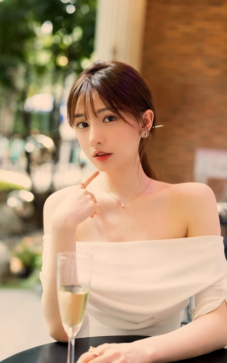 气质漂亮气质女生Lynn刘奕宁蕾丝肩带裙，cos装，紧身白裙等搭配不同袜装吸睛图集