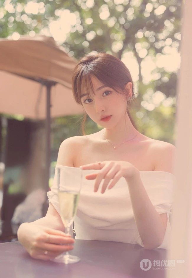 气质漂亮气质女生Lynn刘奕宁蕾丝肩带裙，cos装，紧身白裙等搭配不同袜装吸睛图集