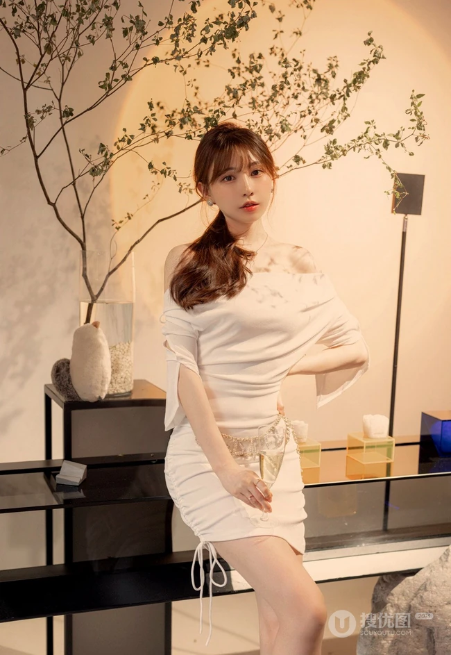 气质漂亮气质女生Lynn刘奕宁蕾丝肩带裙，cos装，紧身白裙等搭配不同袜装吸睛图集