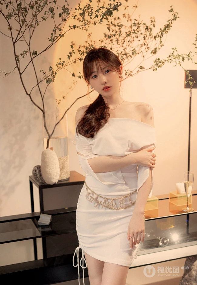气质漂亮气质女生Lynn刘奕宁蕾丝肩带裙，cos装，紧身白裙等搭配不同袜装吸睛图集