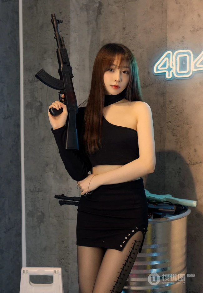 气质漂亮气质女生Lynn刘奕宁蕾丝肩带裙，cos装，紧身白裙等搭配不同袜装吸睛图集