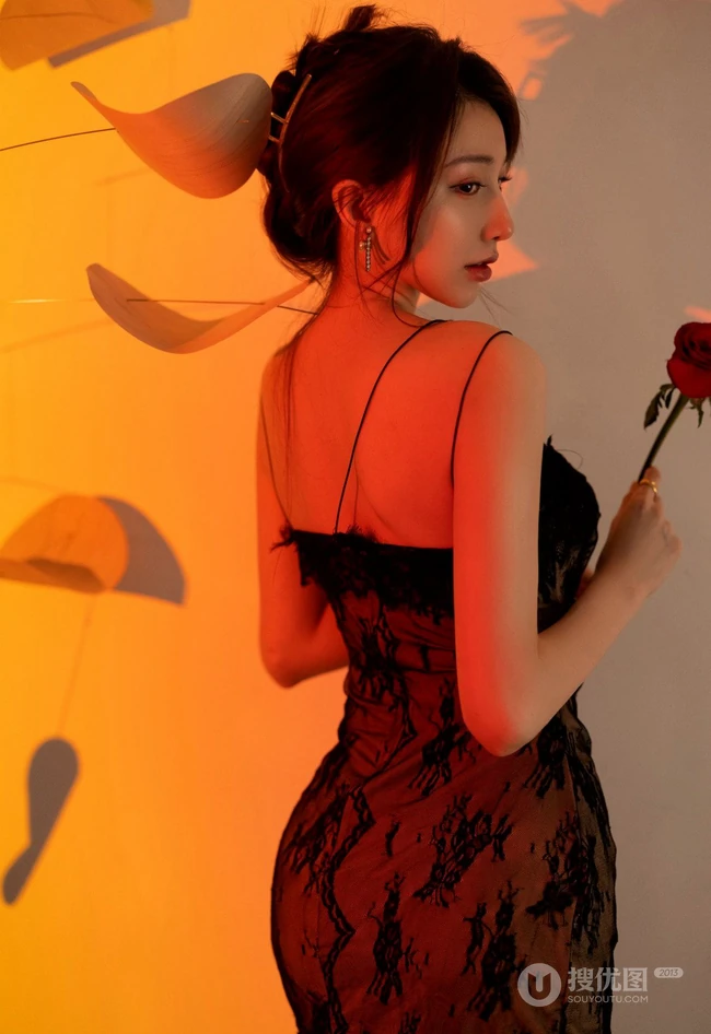 气质漂亮气质女生Lynn刘奕宁蕾丝肩带裙，cos装，紧身白裙等搭配不同袜装吸睛图集