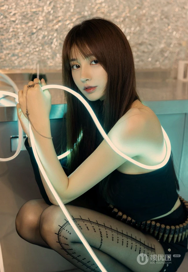 气质漂亮气质女生Lynn刘奕宁蕾丝肩带裙，cos装，紧身白裙等搭配不同袜装吸睛图集