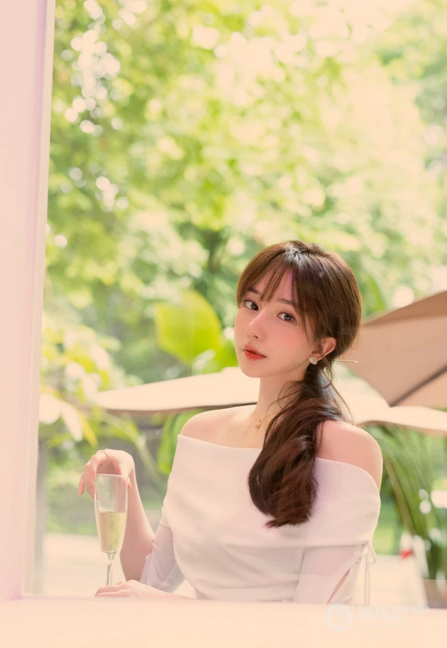 气质漂亮气质女生Lynn刘奕宁蕾丝肩带裙，cos装，紧身白裙等搭配不同袜装吸睛图集