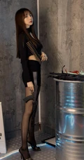 气质漂亮气质女生Lynn刘奕宁蕾丝肩带裙，cos装，紧身白裙等搭配不同袜装吸睛图集