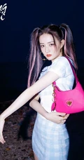 徐璐双马尾发型搭配紧身格子裙装扮夜晚户外美拍写真图片