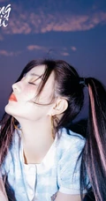 徐璐双马尾发型搭配紧身格子裙装扮夜晚户外美拍写真图片