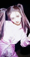 徐璐双马尾发型搭配紧身格子裙装扮夜晚户外美拍写真图片