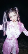 徐璐双马尾发型搭配紧身格子裙装扮夜晚户外美拍写真图片