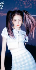 徐璐双马尾发型搭配紧身格子裙装扮夜晚户外美拍写真图片