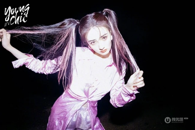 徐璐双马尾发型搭配紧身格子裙装扮夜晚户外美拍写真图片
