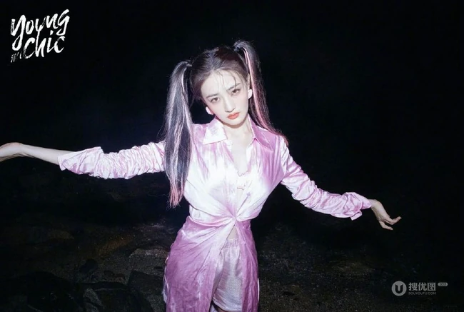 徐璐双马尾发型搭配紧身格子裙装扮夜晚户外美拍写真图片