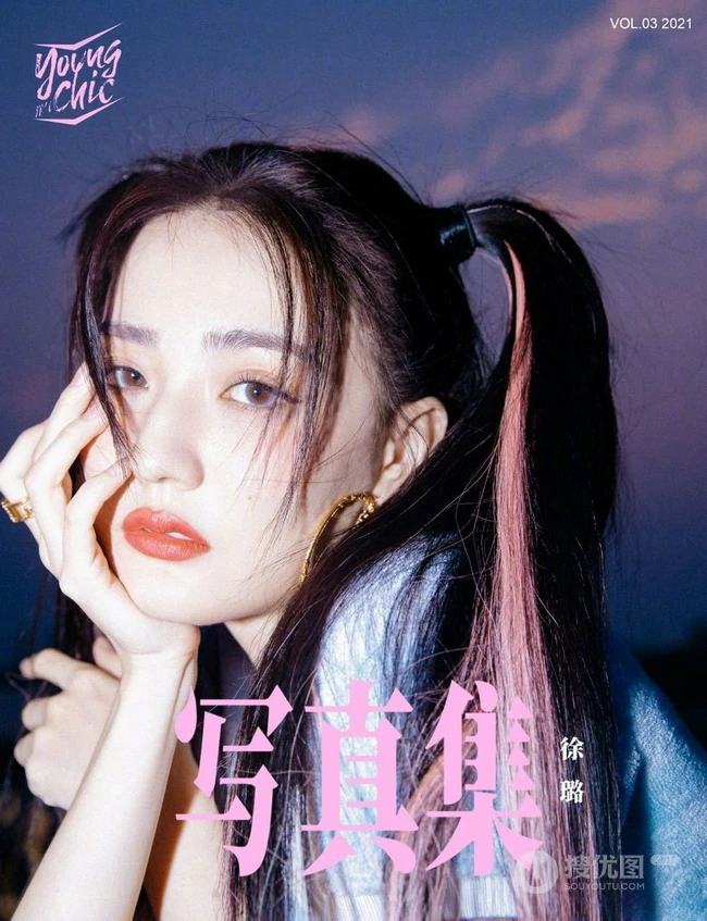 徐璐双马尾发型搭配紧身格子裙装扮夜晚户外美拍写真图片
