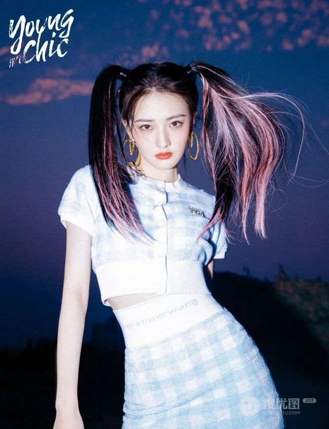 徐璐双马尾发型搭配紧身格子裙装扮夜晚户外美拍写真图片