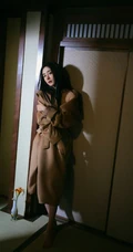 夏末秋初的木屋，戴眼镜的杨幂慵懒闲适午后淡然时光写真图片