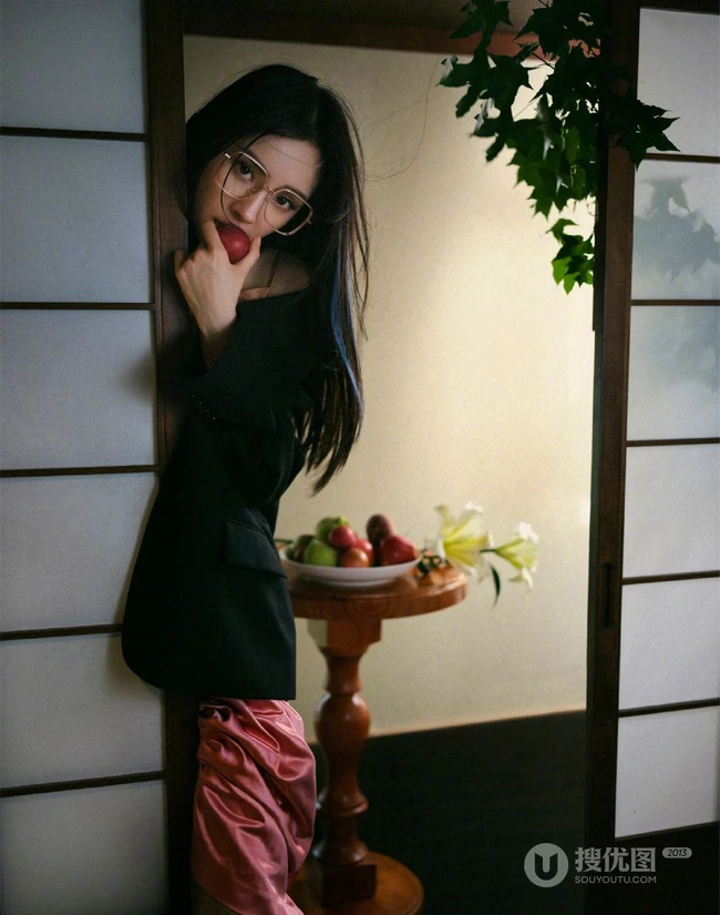 夏末秋初的木屋，戴眼镜的杨幂慵懒闲适午后淡然时光写真图片