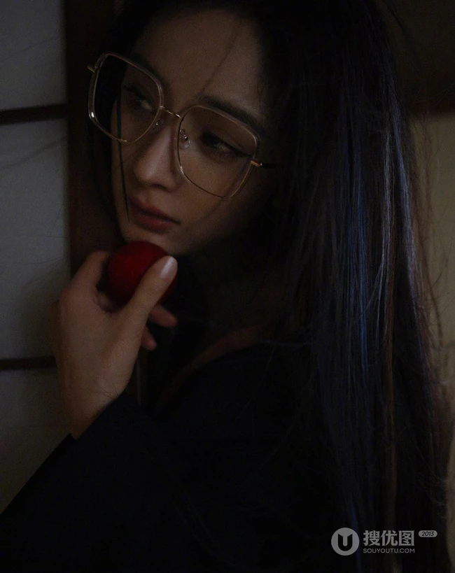 夏末秋初的木屋，戴眼镜的杨幂慵懒闲适午后淡然时光写真图片