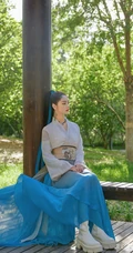 周洁琼蓝衫飘飘古装穿搭户外林间酷飒森系写真美照