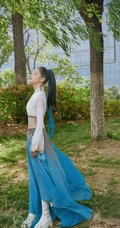 周洁琼蓝衫飘飘古装穿搭户外林间酷飒森系写真美照
