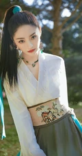 周洁琼蓝衫飘飘古装穿搭户外林间酷飒森系写真美照