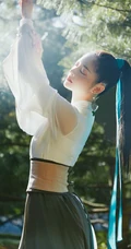 周洁琼蓝衫飘飘古装穿搭户外林间酷飒森系写真美照