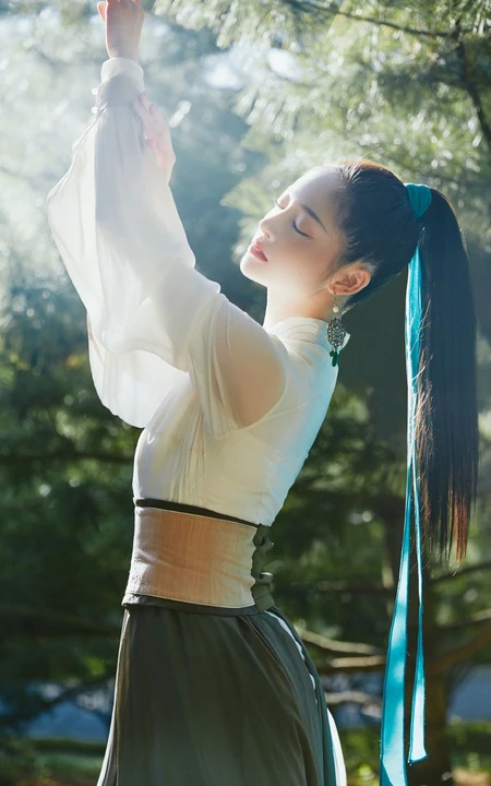 周洁琼蓝衫飘飘古装穿搭户外林间酷飒森系写真美照