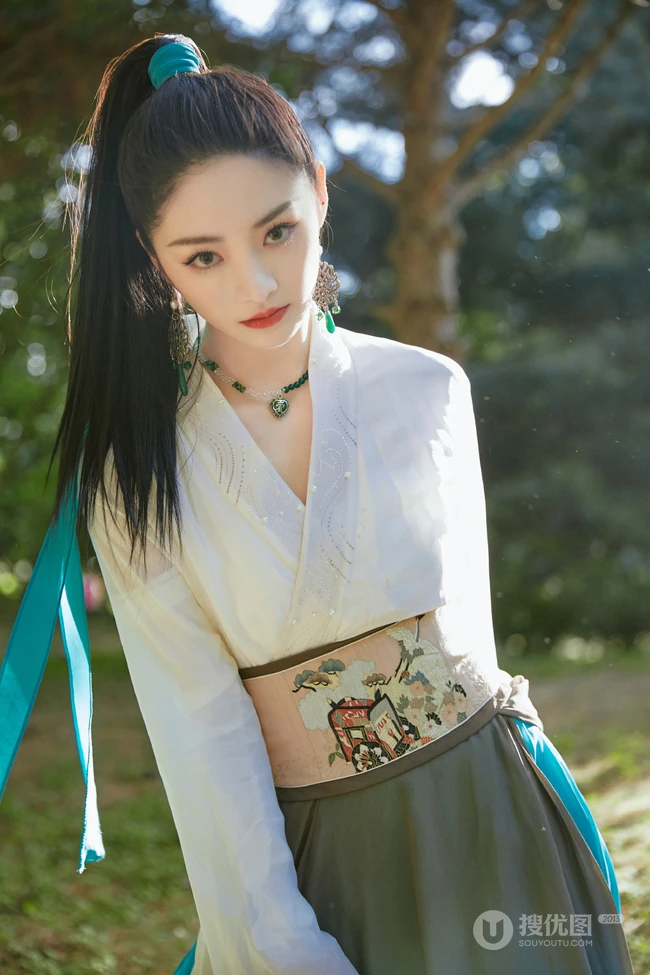 周洁琼蓝衫飘飘古装穿搭户外林间酷飒森系写真美照