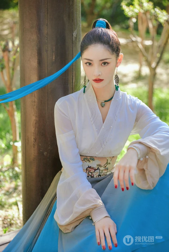 周洁琼蓝衫飘飘古装穿搭户外林间酷飒森系写真美照