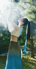 周洁琼蓝衫飘飘古装穿搭户外林间酷飒森系写真美照