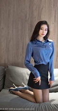 超有气质女生轻熟Vanessa紧身蓝衫黑裙职业装穿搭居家沙发妩媚柔美写真套图