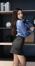 超有气质女生轻熟Vanessa紧身蓝衫黑裙职业装穿搭居家沙发妩媚柔美写真套图