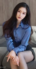 超有气质女生轻熟Vanessa紧身蓝衫黑裙职业装穿搭居家沙发妩媚柔美写真套图