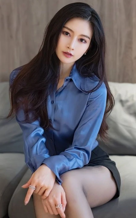 超有气质女生轻熟Vanessa紧身蓝衫黑裙职业装穿搭居家沙发妩媚柔美写真套图