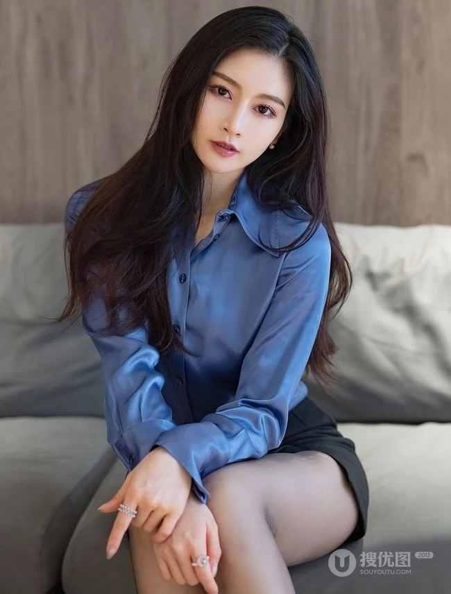 超有气质女生轻熟Vanessa紧身蓝衫黑裙职业装穿搭居家沙发妩媚柔美写真套图