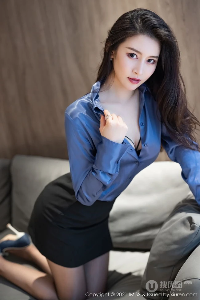 超有气质女生轻熟Vanessa紧身蓝衫黑裙职业装穿搭居家沙发妩媚柔美写真套图