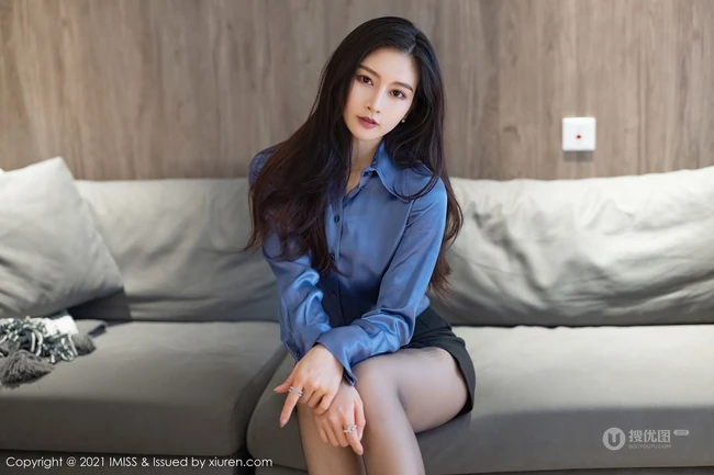 超有气质女生轻熟Vanessa紧身蓝衫黑裙职业装穿搭居家沙发妩媚柔美写真套图