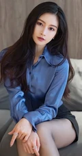 超有气质女生轻熟Vanessa紧身蓝衫黑裙职业装穿搭居家沙发妩媚柔美写真套图