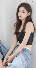 气质颜值女生主播石茜s紧身肩带文胸衣牛仔穿着居家写真美背动人图片