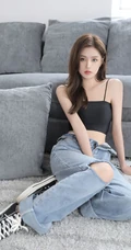 气质颜值女生主播石茜s紧身肩带文胸衣牛仔穿着居家写真美背动人图片