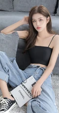 气质颜值女生主播石茜s紧身肩带文胸衣牛仔穿着居家写真美背动人图片