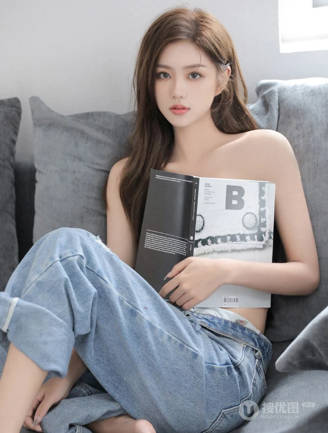 气质颜值女生主播石茜s紧身肩带文胸衣牛仔穿着居家写真美背动人图片