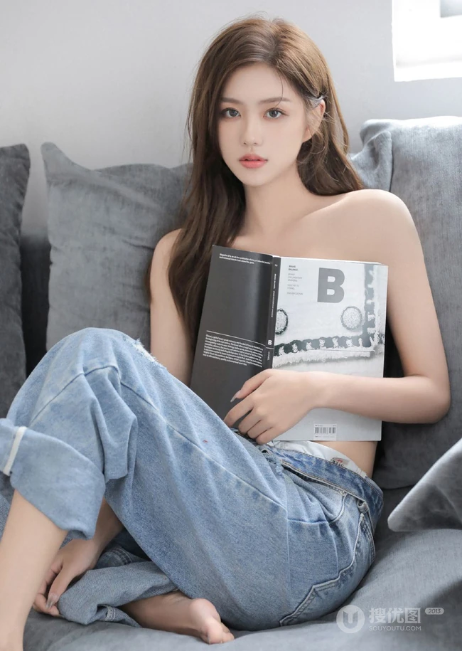 气质颜值女生主播石茜s紧身肩带文胸衣牛仔穿着居家写真美背动人图片