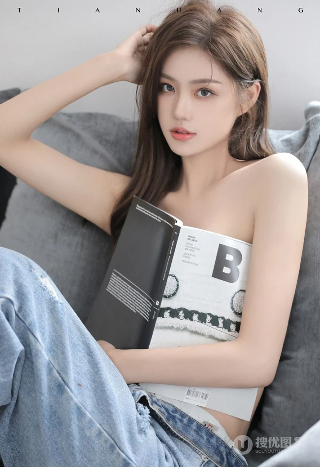 气质颜值女生主播石茜s紧身肩带文胸衣牛仔穿着居家写真美背动人图片