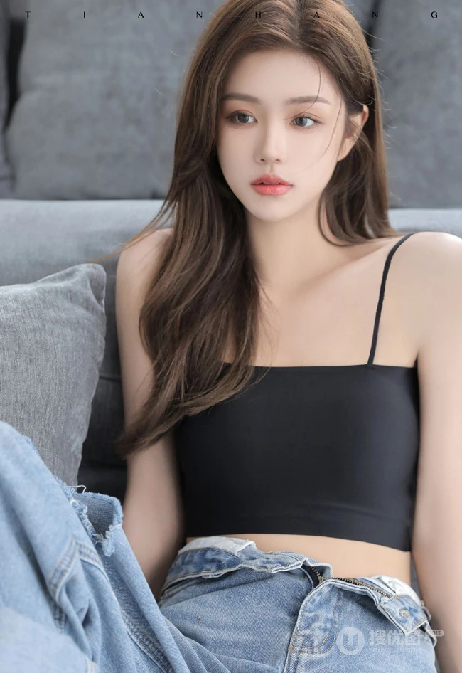 气质颜值女生主播石茜s紧身肩带文胸衣牛仔穿着居家写真美背动人图片