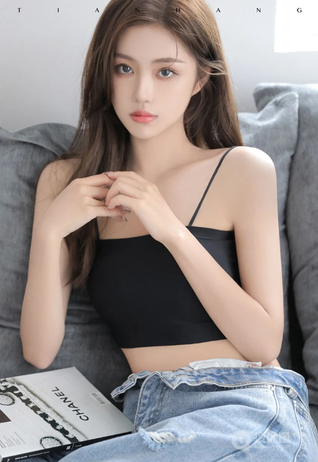 气质颜值女生主播石茜s紧身肩带文胸衣牛仔穿着居家写真美背动人图片