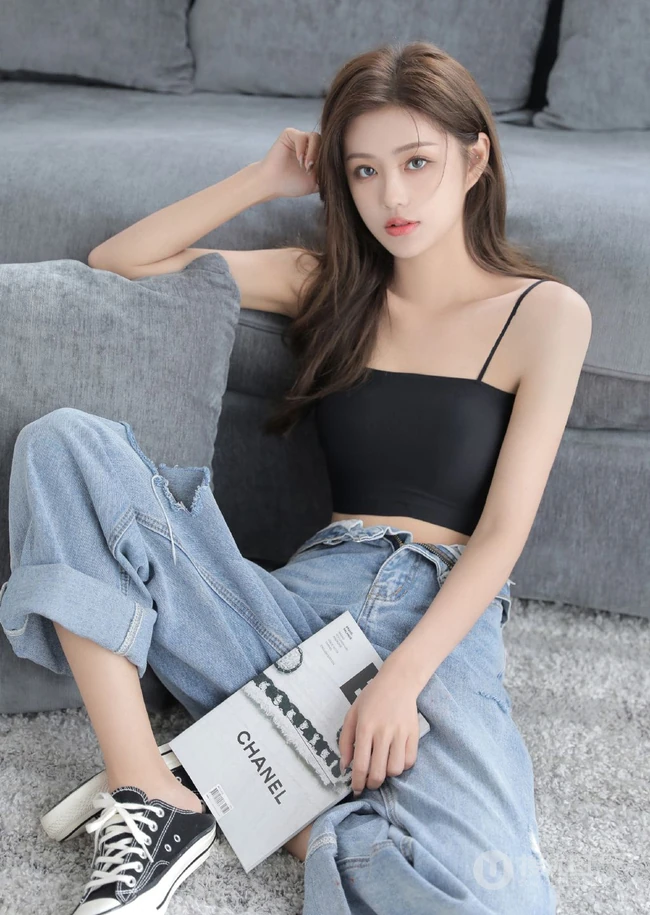 气质颜值女生主播石茜s紧身肩带文胸衣牛仔穿着居家写真美背动人图片