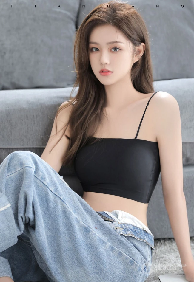 气质颜值女生主播石茜s紧身肩带文胸衣牛仔穿着居家写真美背动人图片