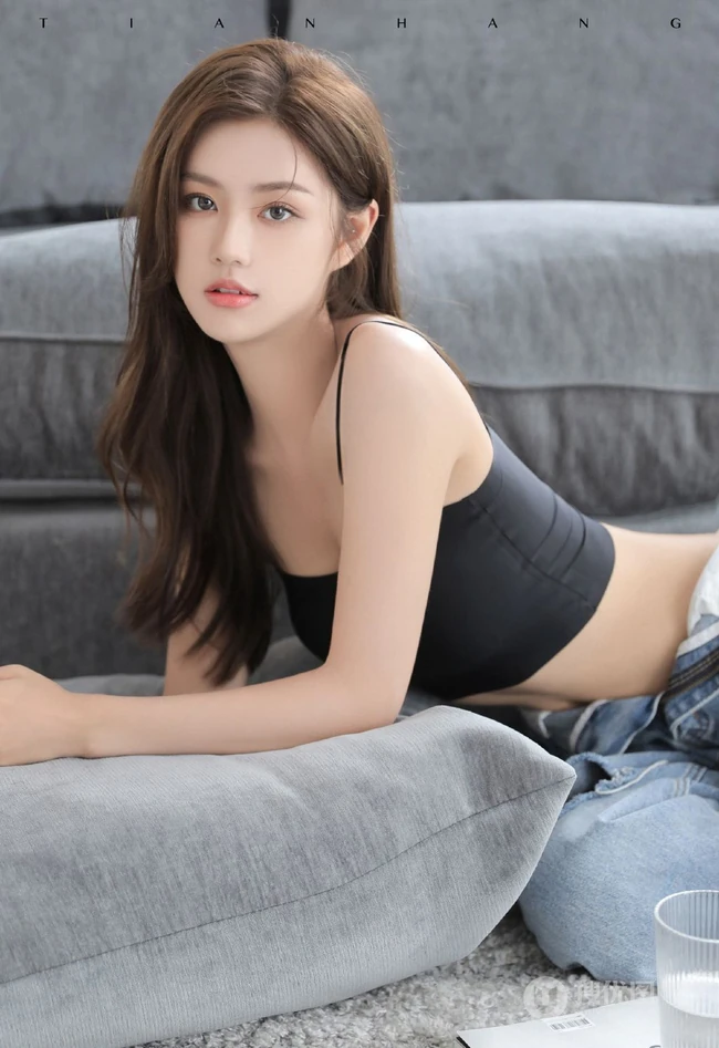 气质颜值女生主播石茜s紧身肩带文胸衣牛仔穿着居家写真美背动人图片
