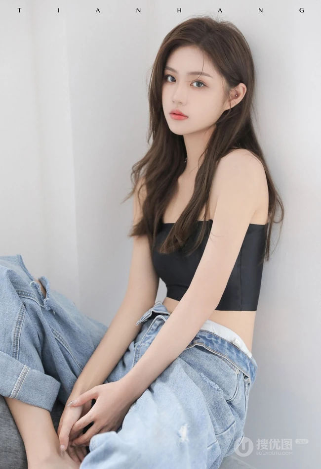 气质颜值女生主播石茜s紧身肩带文胸衣牛仔穿着居家写真美背动人图片